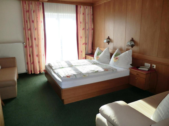 Bedroom 3, Alpenhotel Tauernstuberl, Zell am See