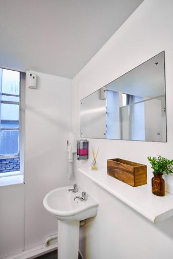 Bathroom 4, St Christopher's London Bridge the Inn, London