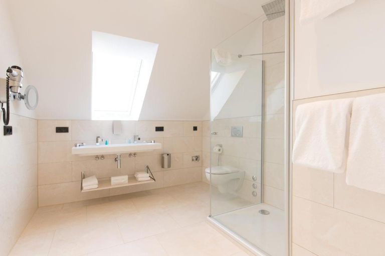 Bathroom 4, AdvaStay by KING's, München