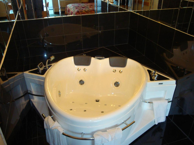 Bathroom 3, Grand Rapids Inn, Kent
