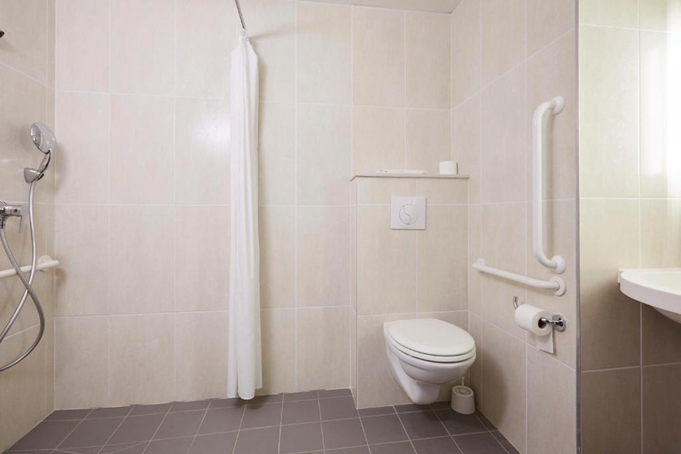 Bathroom 4, B&B HOTEL Lyon Grand Stade Meyzieu, Rhône