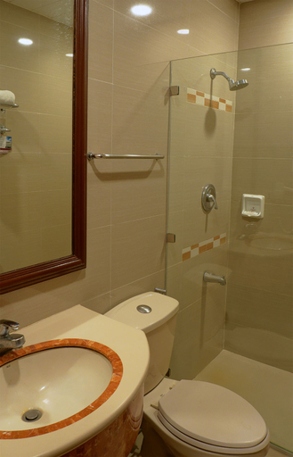 Bathroom 5, Hotel Veniz, Baguio City