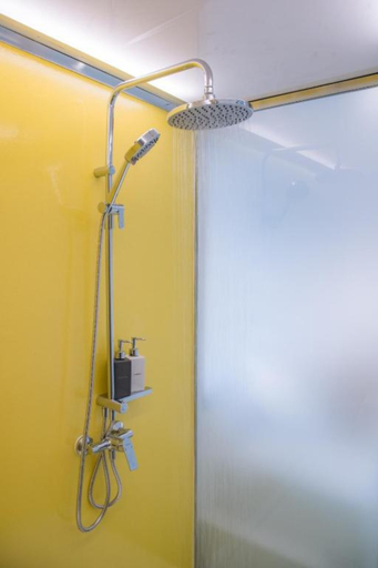 Bathroom 3, Yello Rooms Hotel Victory Monument, Ratchathewi
