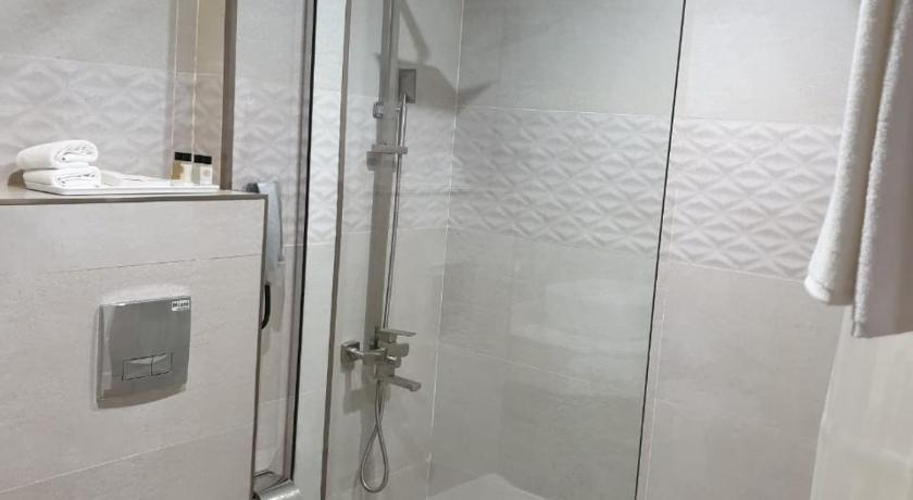 Bathroom 5, Le Wana Hotel, Dubai