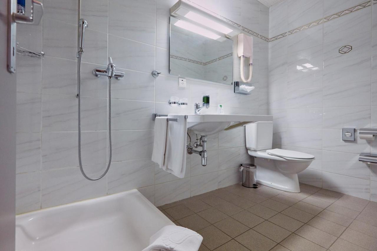 Bathroom 3, Hotel Crystal, Frutigen