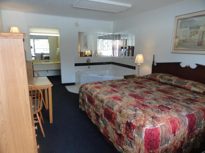 Bedroom, Grand Rapids Inn, Kent