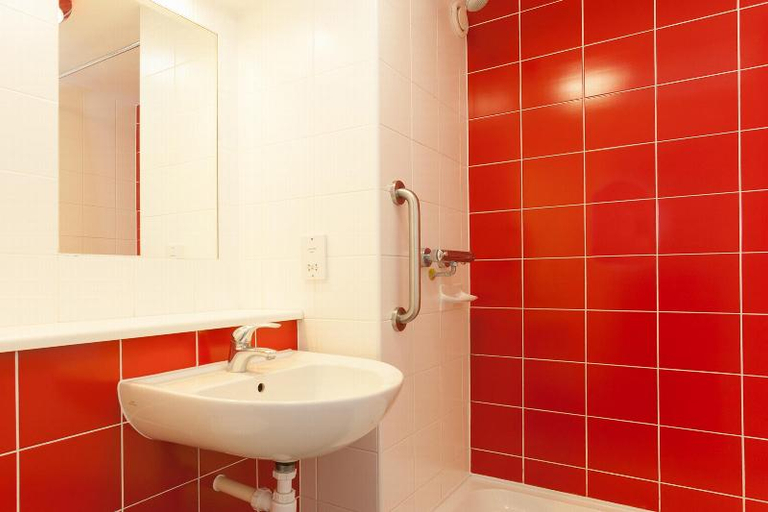 Bathroom 3, Travelodge Bracknell, Bracknell Forest