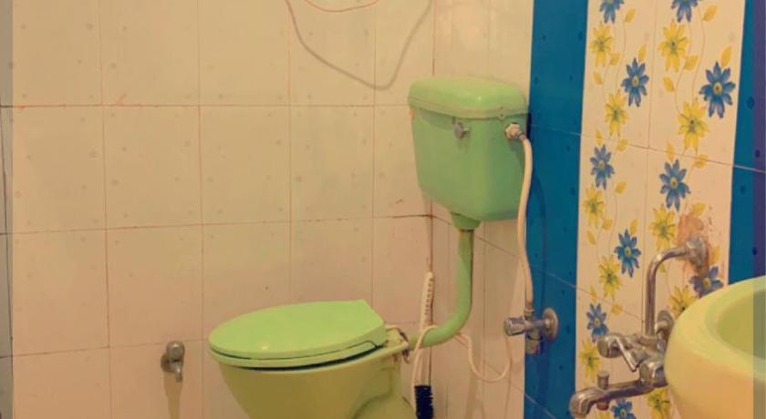 Bathroom 3, Hotel Young Mamta, Srinagar