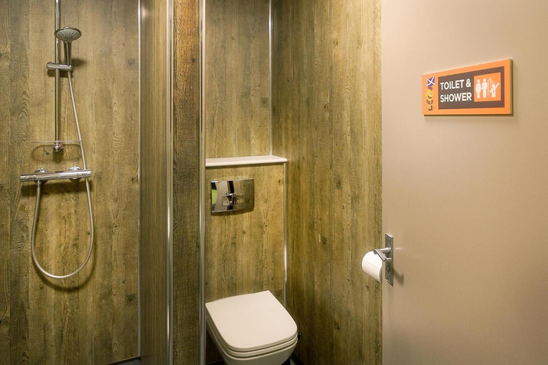 Bathroom 4, Princes Street Hostel, Edinburgh