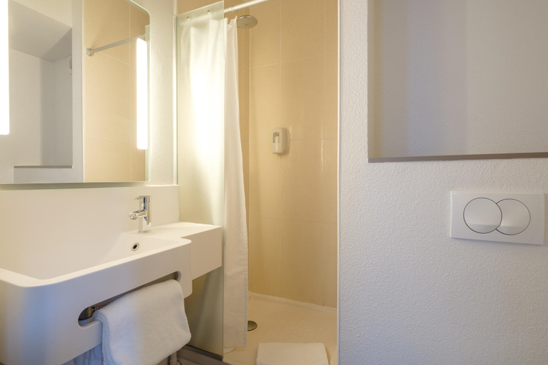 Bathroom 4, B&B HOTEL Lille Tourcoing Centre, Nord