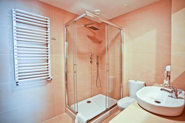 Bathroom 4, Hotel Chabrowy Dworek, Warsaw West