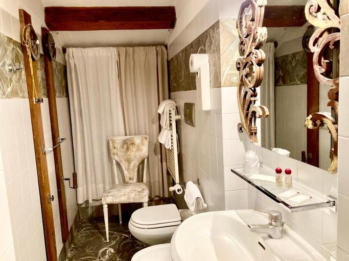 Bathroom 5, Al Fagiano, Padua