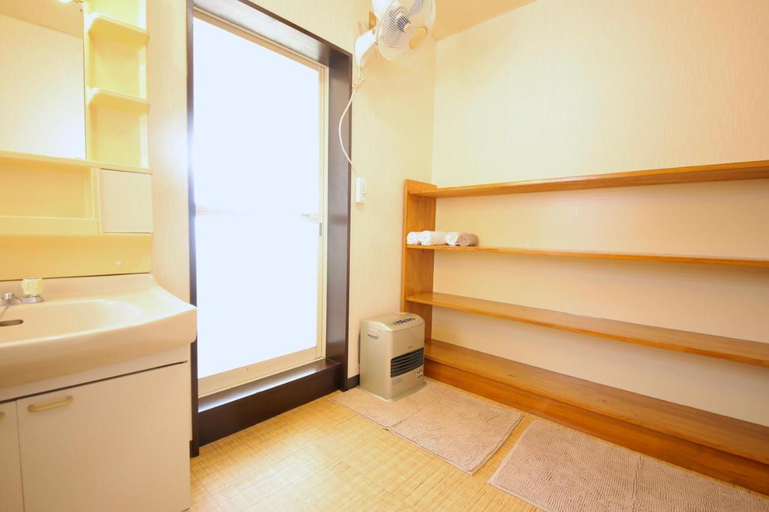 Bathroom 2, Hunters Gate: Ski In/Out Whole Lodge Rental, Pets OK , Iiyama
