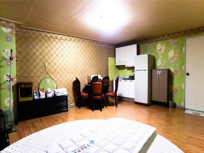 Bedroom 3, Dongrae Oncheon Hotel, Dongnae