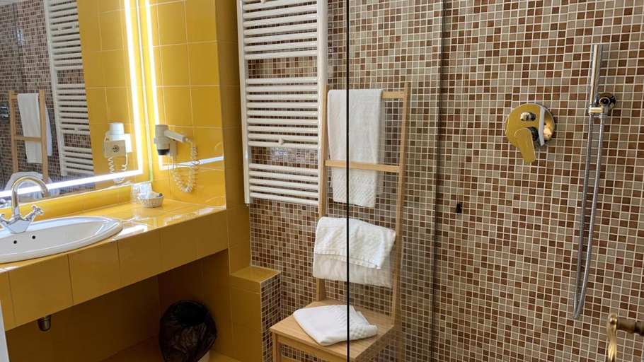Bathroom 4, Roma, Bologna