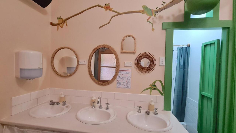 Bathroom 3, No14 Lovel St, Blue Mountains