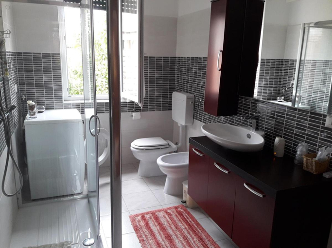 Bathroom 2, B&B Regina, Varese