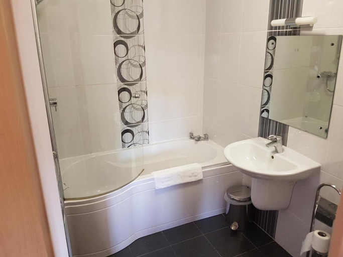 Bathroom 2, Sutherlands Hotel, Gateshead