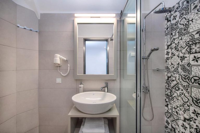 Bathroom 2, City Break, South Aegean