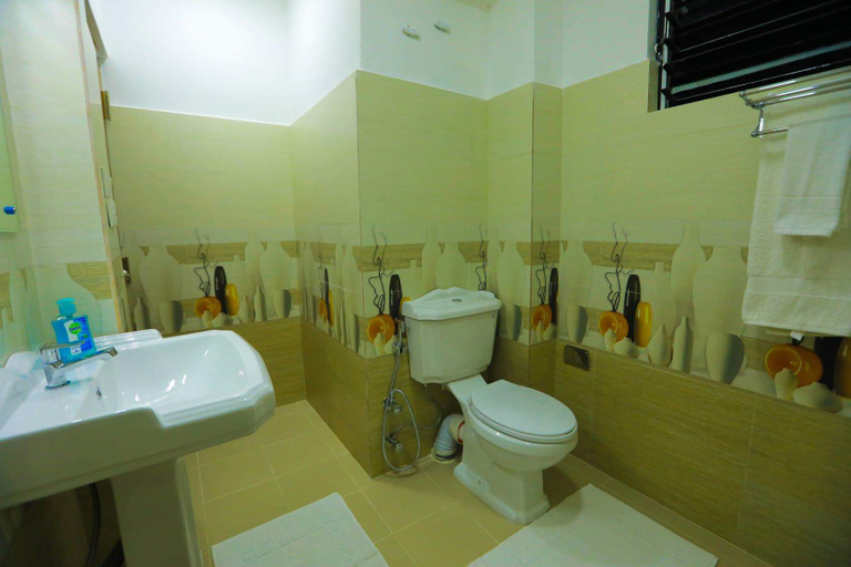 Bathroom, Opulence Colombo, Colombo