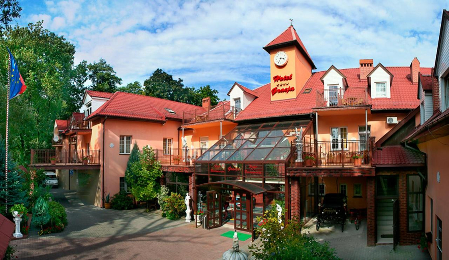 Exterior & Views