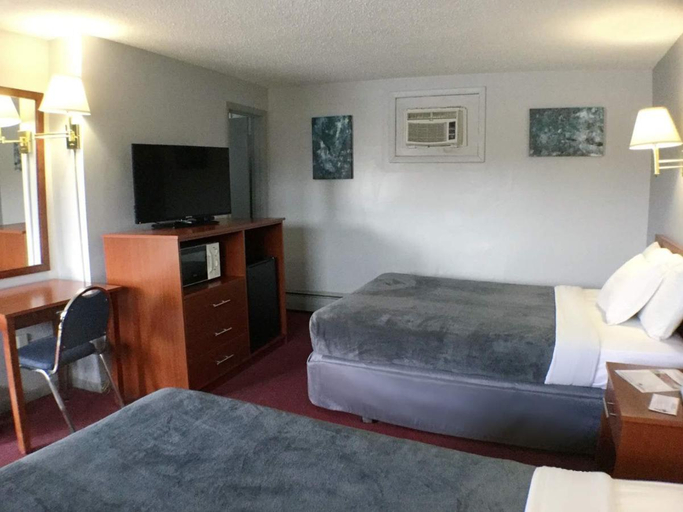 Bedroom 2, Swiss Cottage Inn, Niagara