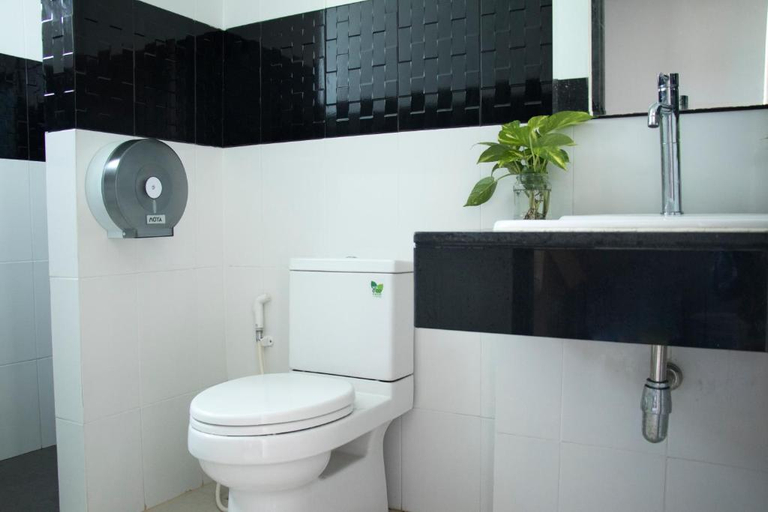 Bathroom 2, @The Pier 519 Hostel, Mueang Krabi