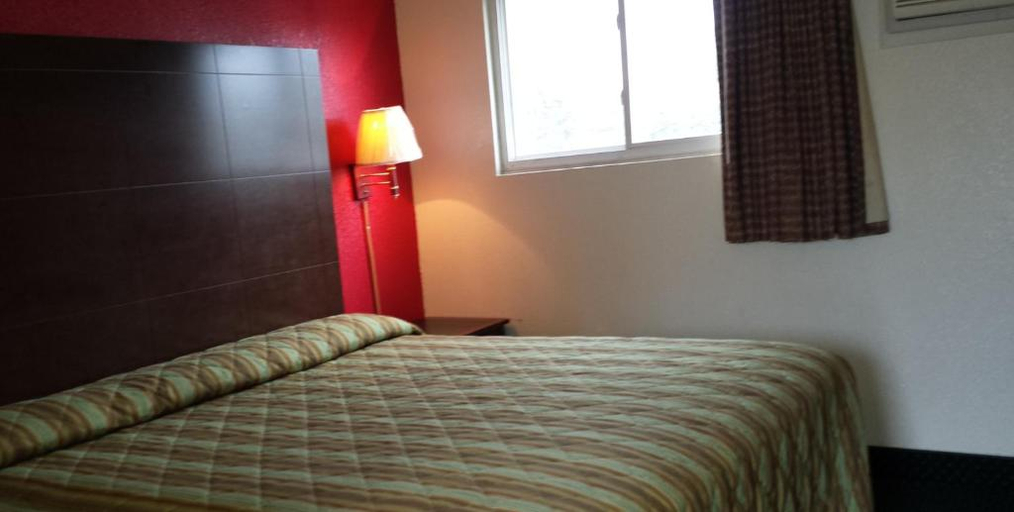 Bedroom 2, Hallmark Motel, Burlington