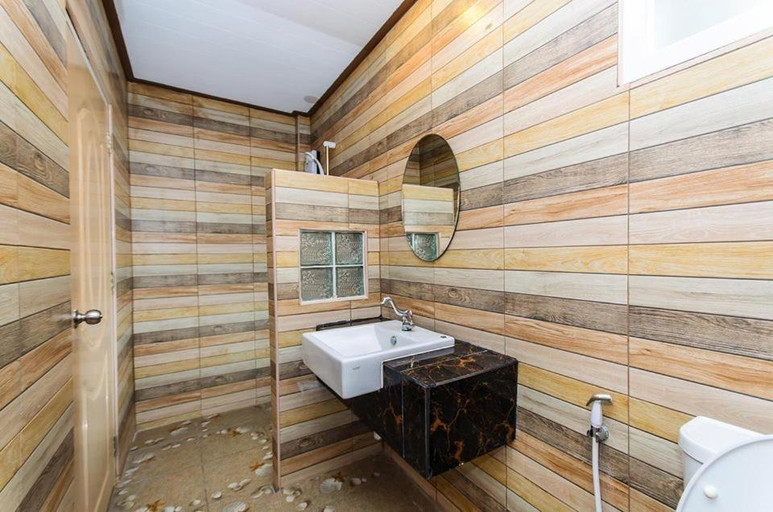 Bathroom 3, The Harbor Front, Koh Larn, Pattaya