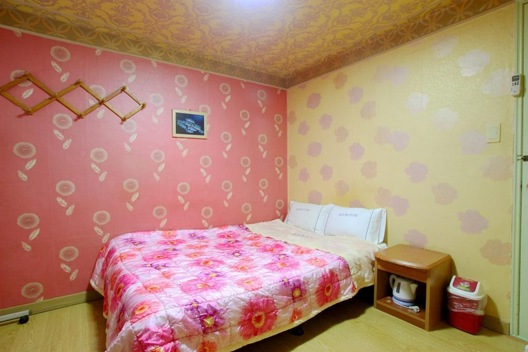 Bedroom 2, Dongrae Oncheon Hotel, Dongnae