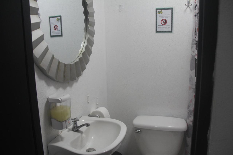 Bathroom 2, Eden`s Garden Hostel, Panamá