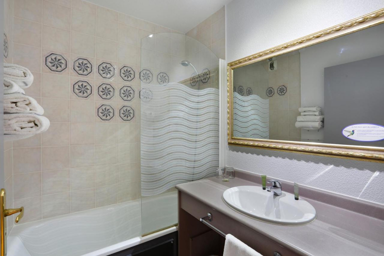 Bathroom 3, ザ オリジナルズ シティ オテル アルテオラ, Vienne