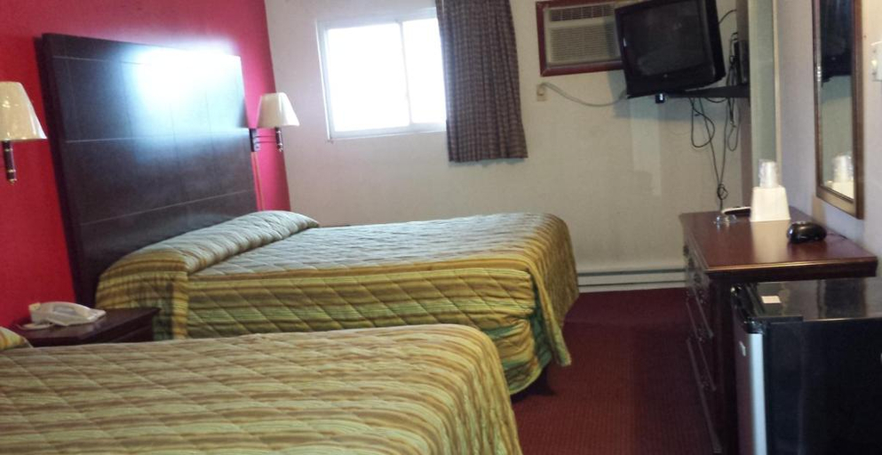 Bedroom 4, Hallmark Motel, Burlington