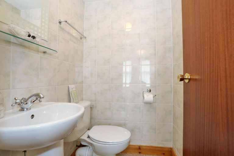 Bathroom 4, Butlers Guest House, Aberdeen