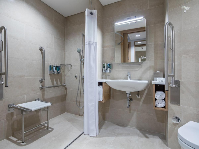 Bathroom 4, Hampton By Hilton Istanbul Zeytinburnu, Fatih