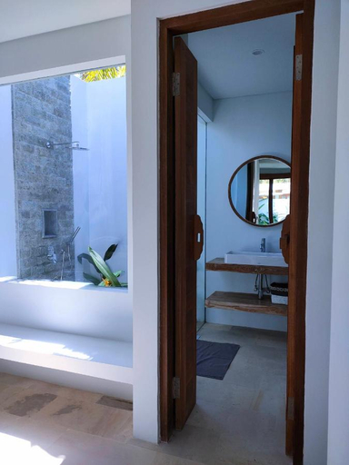 Bathroom 4, Hotel Golden Wings, Delhi