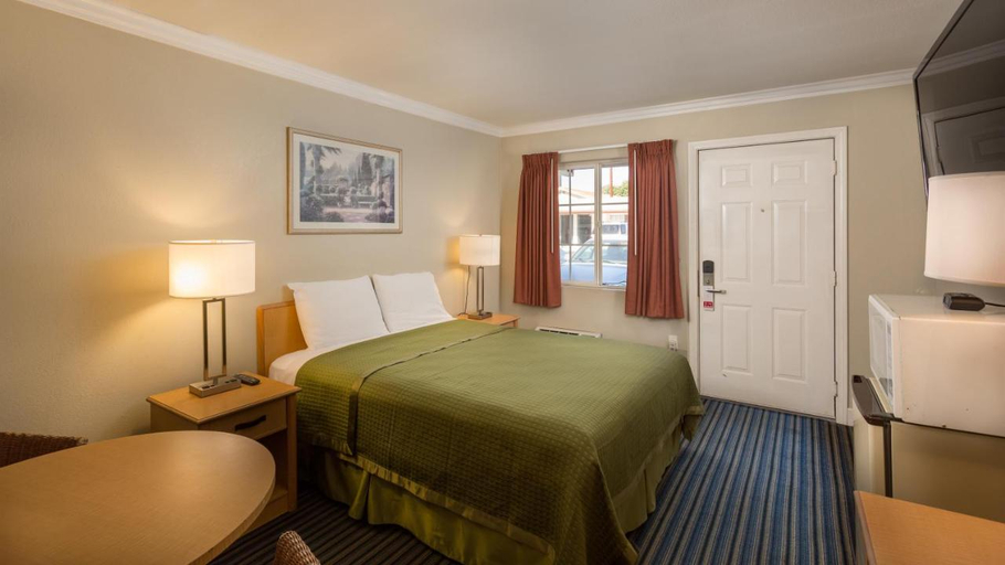 Bedroom 5, Harbor Motel, Orange