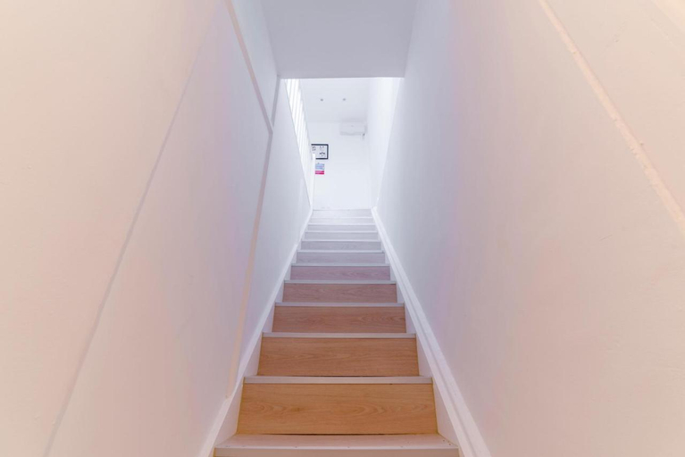 Others 3, Quiet cosy rooms, London