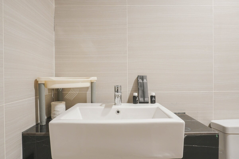 Bathroom 3, Luxurious 2Br at West Vista Apartment, Jakarta Barat