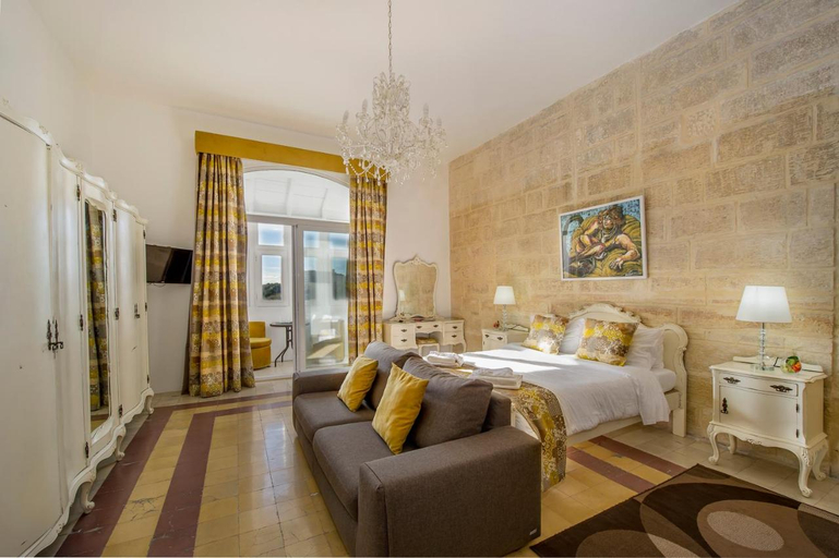 Bedroom 4, Point De Vue