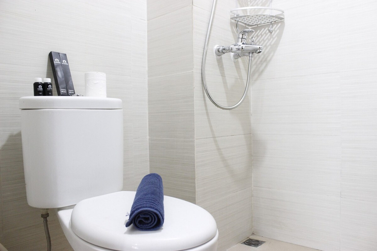 Bathroom 3, Stylish 2BR at Gateway Pasteur near Pasteur Exit Toll, Bandung