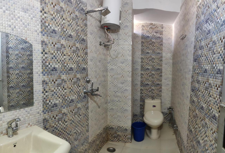 Bathroom 3, Jagat Villa Guest House, Udaipur