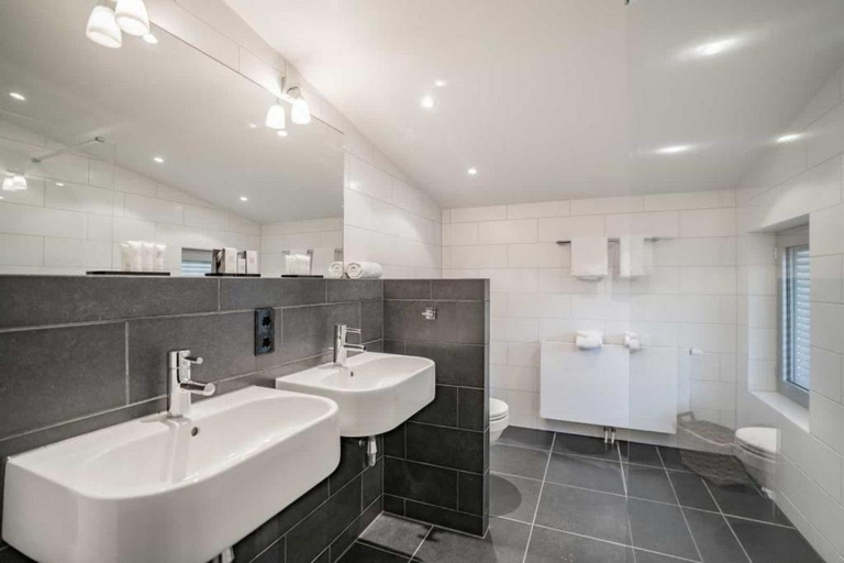 Bathroom 3, Hotel Laurabos, Weert
