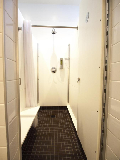 Bathroom 4, HI New York City - Hostel, New York