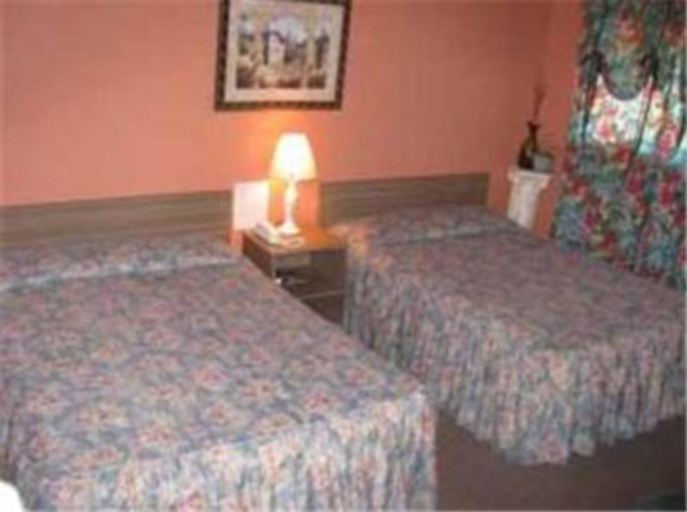 Bedroom 3, Four Seasons Motel, Greene