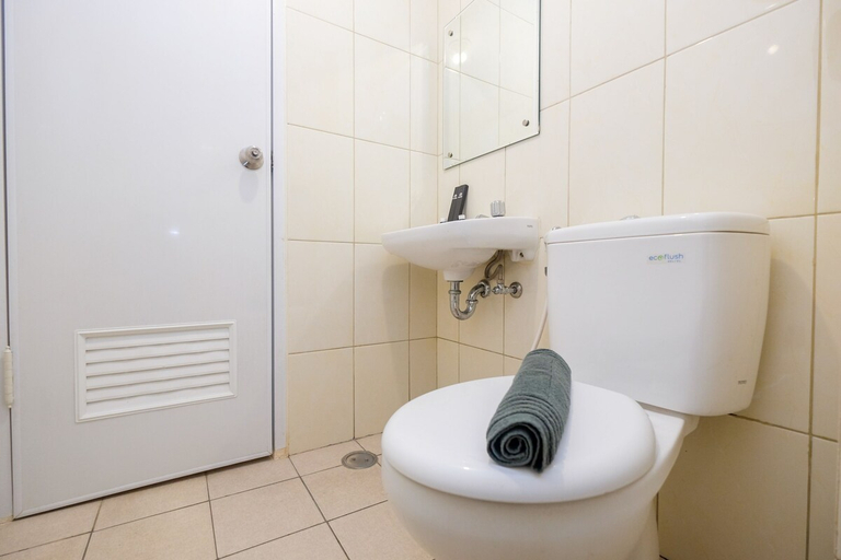 Bathroom 3, Pool View and Homey 2BR Apartment @ Springlake Summarecon, Bekasi
