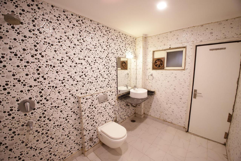Bathroom 4, Hotel Golden Wings, Delhi