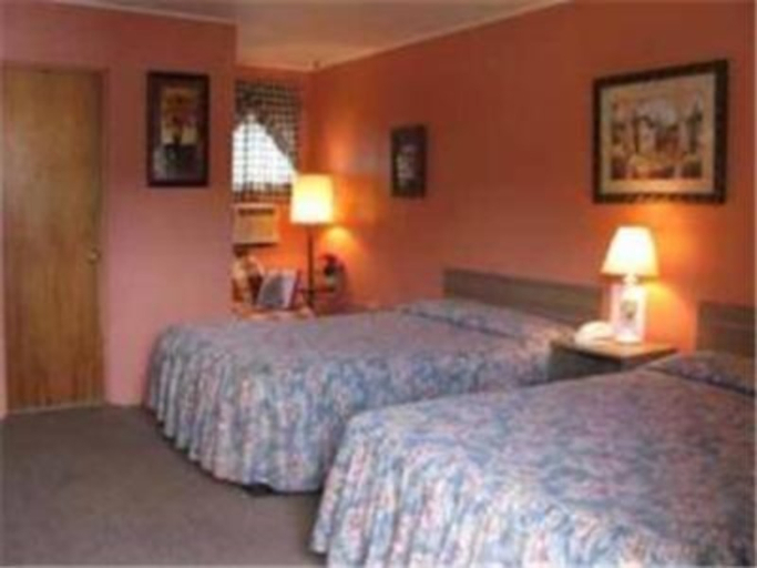 Bedroom 4, Four Seasons Motel, Greene