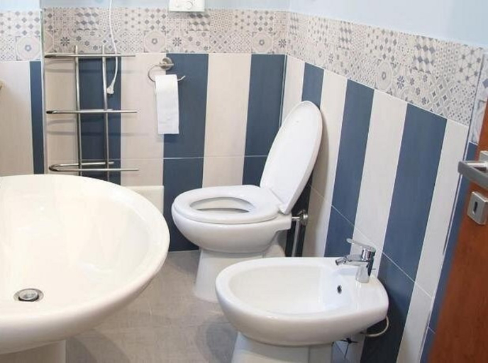 Bathroom, MarArte B&B, Napoli