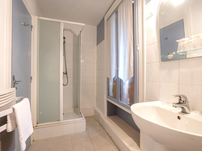 Bathroom 5, La Tablee Medievale, Rhône